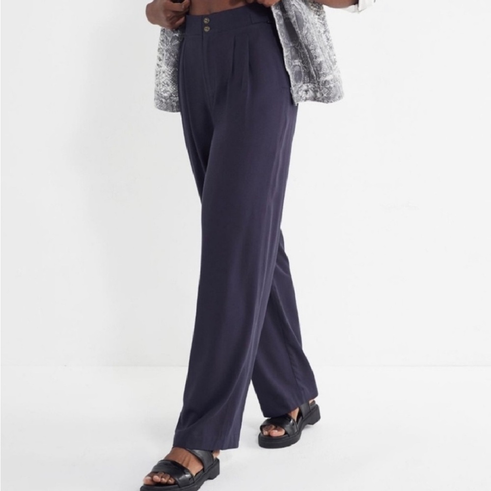 Urban Outfitters navy high waisted wide leg pleated trousers. Size 6